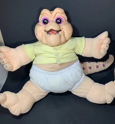 Boneca de Pelúcia Dinosaurs Talking Baby Sinclair Pull String Hasbro 1991 - Fala Rápido - Imagem 1 de 4