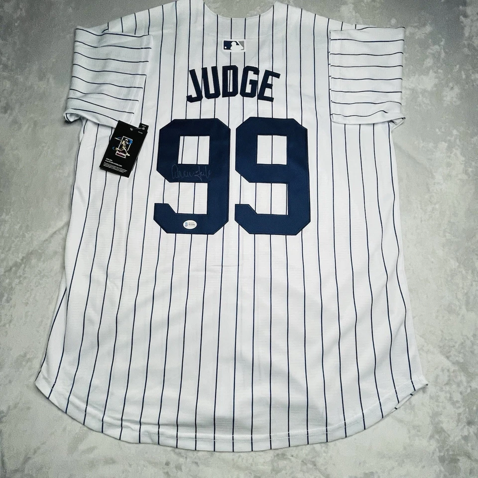 (SIN PRECIO BASE) Camiseta Firmada por Aaron Judge BLANCA Yankees Autografiada Certificado de Autenticidad Beckett Foto 1 de 4