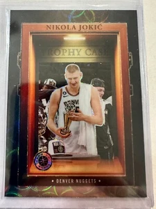 Estuche trofeo Nikola Jokic 2023-24 aros stock premium SSP #9 mira Prizm estuche golpeado - Imagen 1 de 2