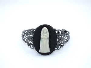 Geisterbraut viktorianische Kamee Manschette Armband schwarz und weiß Harz Haunted Mansion - Bild 1 von 12