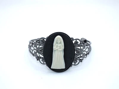 Brazalete camafeo victoriano Ghost Bride mansión embrujada de resina blanca y negra Foto 1 de 4