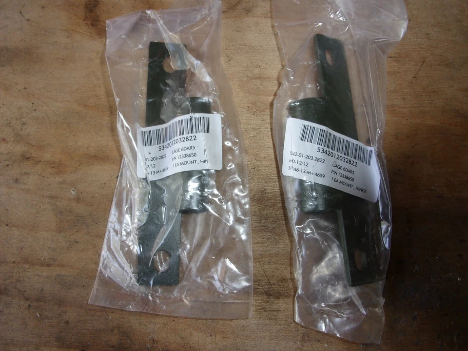 HMMWV HUMMER H1 BISAGRA DE PUERTA 2 CADA UNA USADA EN PUERTAS DURAS Y BLANDAS Foto 1 de 1