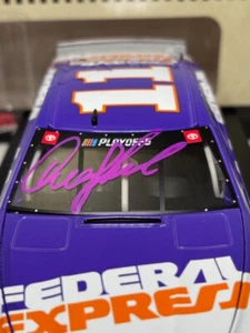 SIGNIERT 2020 DENNY HAMLIN #11 DARLINGTONG FEDEX FEDERAL EXPRESS HANDSIGNIERT 1/24 - Bild 1 von 5
