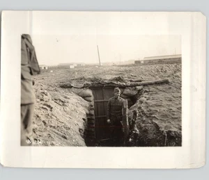 Taladro de defensa de gas Campamento de entrenamiento de la Primera Guerra Mundial Upton Long Island Nueva York Foto de prensa - Imagen 1 de 2