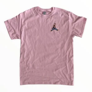Camiseta Biggie Jordan Slam Dunk Mic Bordada Rosa Hecho Real - Imagen 1 de 3