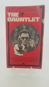 The man in the middle of The Gauntlet  book published 1977 Clint Eastwood - Picture 1 of 3