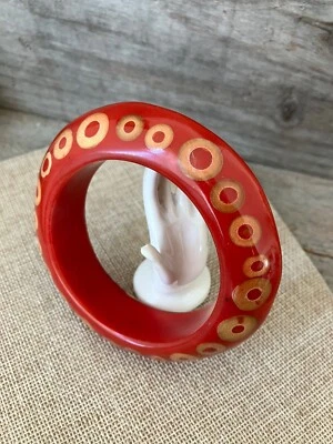 Brazalete grueso Kenneth Jay Lane KJL con madera encapsulada rojo firmado Foto 1 de 4