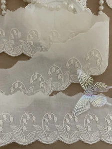 Giglio vintage floreale beige ricamato cotone pizzo orlo ottimo per cucito e artigianato - Foto 1 di 8