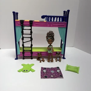 Monster High Monster Family Bunk Bed Almost Complete with Pawla Wolf Doll - Picture 1 of 24