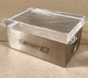 Page Goolrick para MoMA: Soporte para tarjetas de visita de acero inoxidable/acrílico marca Jetnet iQ - Imagen 1 de 5