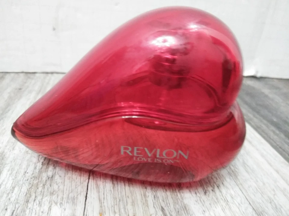 REVLON LOVE IS ON Eau De Toilette Spray 1.7 OZ Foto 1 de 4