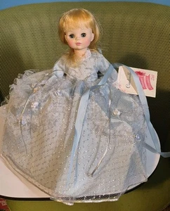 Bambola Madame Alexander Cenerentola #1548 con fiori sotto il vestito  - Foto 1 di 9