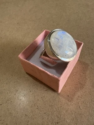 Anello Fascia Con Cabochon Tondo Labradorite Moon stone Argento 925 28.3GR 17.7M - Immagine 1 di 3