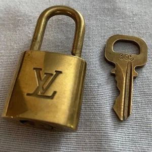 Louis Vuitton Purse Lock and Key Brass Authentic Number 305 FREE SHIPPING - Picture 1 of 8