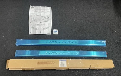 2008-2014 Dodge Challenger Door Sill Guards Set Mopar New Never Used Foto 1 de 4