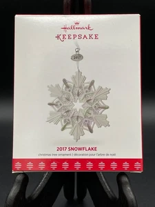 Adorno de Navidad Hallmark Keepsake 2017 - porcelana blanca copo de nieve - Imagen 1 de 6