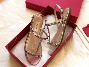 Neu im Karton Valentino Rockstud flache Sandalen in Haut - Bild 1 von 5