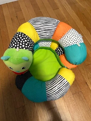 Baby Infantino Prop-A-Pillar Oruga Abdomen Tiempo y Almohada de Soporte Sentado Foto 1 de 4