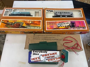 LOT OF TYCO- FREIGHT UNLOADING DEPOT-ORE DUMP CAR SET & STEAM ,WHISTLE BILLBOAD - Picture 1 of 3