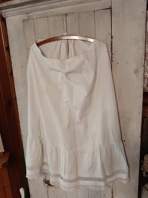 Antigua enagua de algodón blanco con encaje Foto 1 de 4