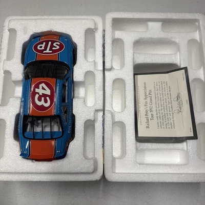 Richard Petty Franklin Mint 1992 Pontiac Grand Prix Diecast - Image 1 of 4