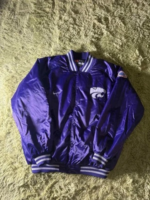 Chaqueta de satén púrpura vintage años 90 Nike Kansas State Wildcats talla 2XL!!!! Foto 1 de 4