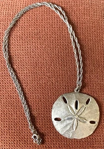 James Avery? Ciondolo GRANDE dollaro di sabbia in argento sterling con catena 18,17 g - Foto 1 di 9