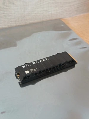 SSD WD Black SN850 1 TB M.2 NVMe con disipador térmico - Almacenamiento de alta velocidad - PS5 y PC - Imagen 1 de 3