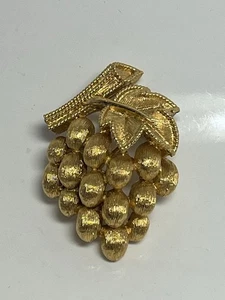 Vintage Crown Trifari Grapes Fruit Gold Tone Petite Pin Brooch Signed - Picture 1 of 4
