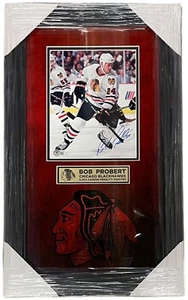 BOB PROBERT FIRMATO CHICAGO BLACKHAWKS AUTOGRAFO PEZZO INCORNICIATO 25X15 COA - Foto 1 di 2