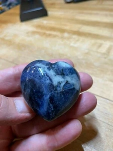 Muestra de corazón artesanal tallada a mano de piedras preciosas minerales cristal de sodalita 113 - Imagen 1 de 8