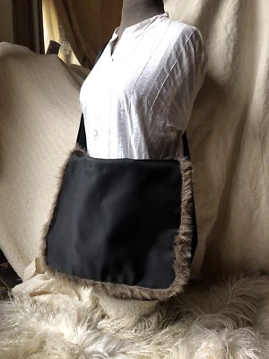 Saks Fifth Avenue Negro Nylon Laptop/Bolso de Mano con Borde de Piel Sintética Mensajero Nuevo sin Etiquetas Foto 1 de 4