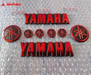 CARENADO TANQUE DE COMBUSTIBLE CROMADO DIAPASÓN LOGOTIPO EMBLEMA INSIGNIA ROJO MOTOCICLETA R1 R3 R6 - Imagen 1 de 11