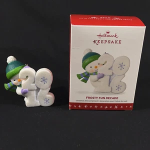 Hallmark Keepsake 2016 - Frosty Fun Decade Christmas Ornament With Box QCX9061 - Imagen 1 de 9