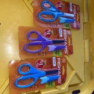 3er Set Fiskars stumpfe Spitze Schere für Kinder Sicherheit Edge Klingen Alter 4+ Scheide Neu - Bild 1 von 4