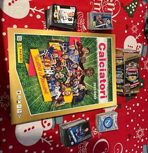 CALCIATORI 2022 2023 ALBUM Cartonato SET Completo FIGURINE PANINI + Film + Agg - Foto 1 di 1