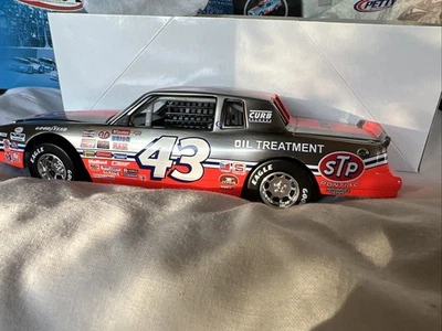 ACTION HISTORICAL SERIES RICHARD PETTY 43 200TH VICTORY 1984 GRAND PRIX NASCAR - Image 1 of 4