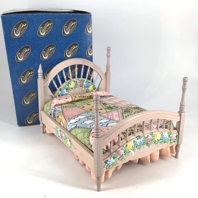 Casa de Muñecas Miniatura Rosa CAMA Artesanal Pintado Diseño Floral Firmado Husillo Roto Foto 1 de 4