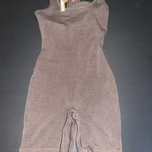 Neu mit Etikett Skims Outdoor Basics Body mittlerer Oberschenkel Größe Small - Bild 1 von 3