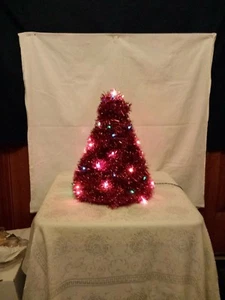 Weihnachtsbaum Handarbeit rote Girlande Lametta beleuchtet Vintage 16 Zoll groß 12 Zoll breit - Bild 1 von 5