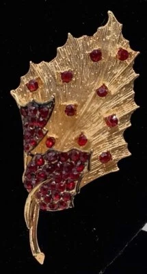 "Broche de hoja de estrás rojo Coro tono dorado metal firmado prendedor 3x1 3/4"" excelente" Foto 1 de 4