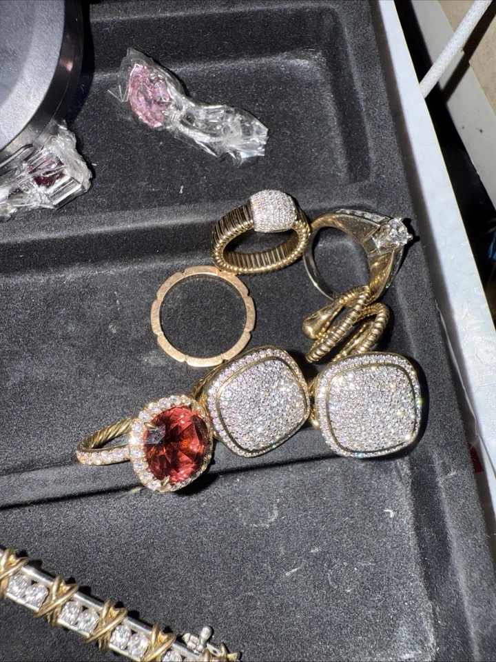 Anillo de oro amarillo de 18k con diamantes de laboratorio de 1, quilate Foto 1 de 4