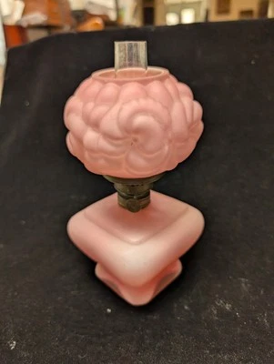 Lâmpada a óleo de querosene de vidro rosa inchado Edward Miller & Co. 1900 - Imagem 1 de 4