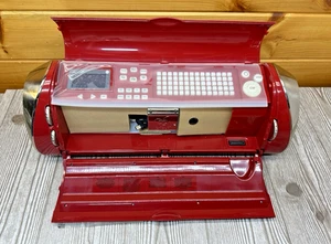 Cake Cricut 12" Provo Crafts Full Size Maschine CCA001 ROT - NEU ohne Netzkabel - Bild 1 von 10
