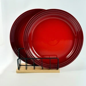 Le Creuset Dinner Plates Set of 2 27cm Cerise Red Stoneware New - Picture 1 of 5