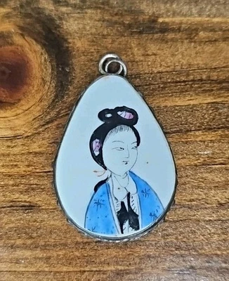 Colgante de porcelana china vintage kimono azul doncella de 2" pintado a mano niña rara Foto 1 de 4