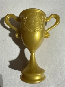 Barbie Trofeo Dorado Grande Puedes Ser Entrenador de Fútbol Logo Muñeca Accesorio de Plástico - Imagen 1 de 5