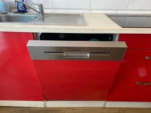 Rote Einbauküche mit Spülmaschine, Ceranfeld Backofen Dunstabzugshaube und Spüle - Bild 1 von 3