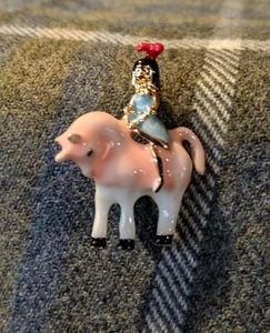 Vintage Pin rot gebeugt Mädchen auf rosa Einhorn Pony Brosche - Bild 1 von 5