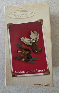 Hallmark Andenken Ornament Elch auf dem losen Skifahren Elch mit Waschbär 2003 Neu im Karton - Bild 1 von 6